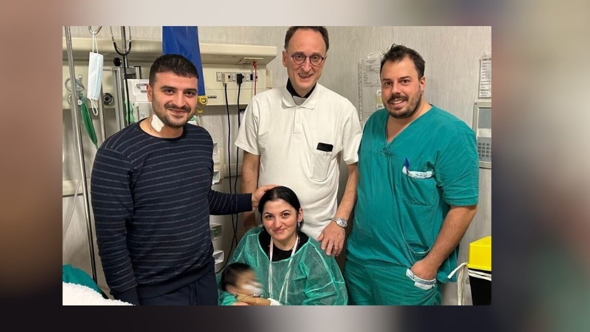 Αριστερά ο πατέρας που δώρισε τμήμα από το ήπαρ του στην κόρη του