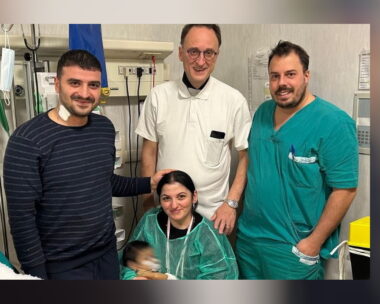 Αριστερά ο πατέρας που δώρισε τμήμα από το ήπαρ του στην κόρη του