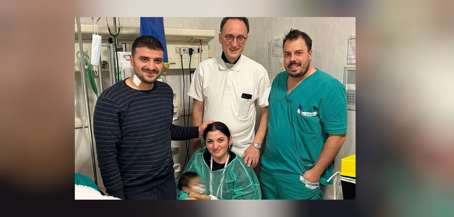 Αριστερά ο πατέρας που δώρισε τμήμα από το ήπαρ του στην κόρη του