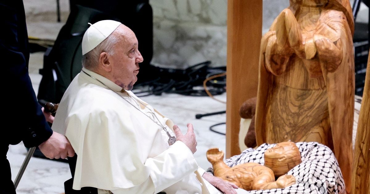 Vatican: The Palestinian headscarf was removed from the manger with Jesus, after strong reactions