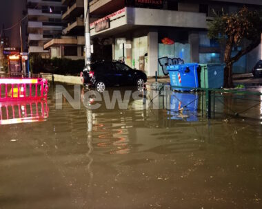Κακοκαιρία «Elena»: Σε λίμνη μετατράπηκε η Ποσειδώνος στο ύψος του Καλαμακίου