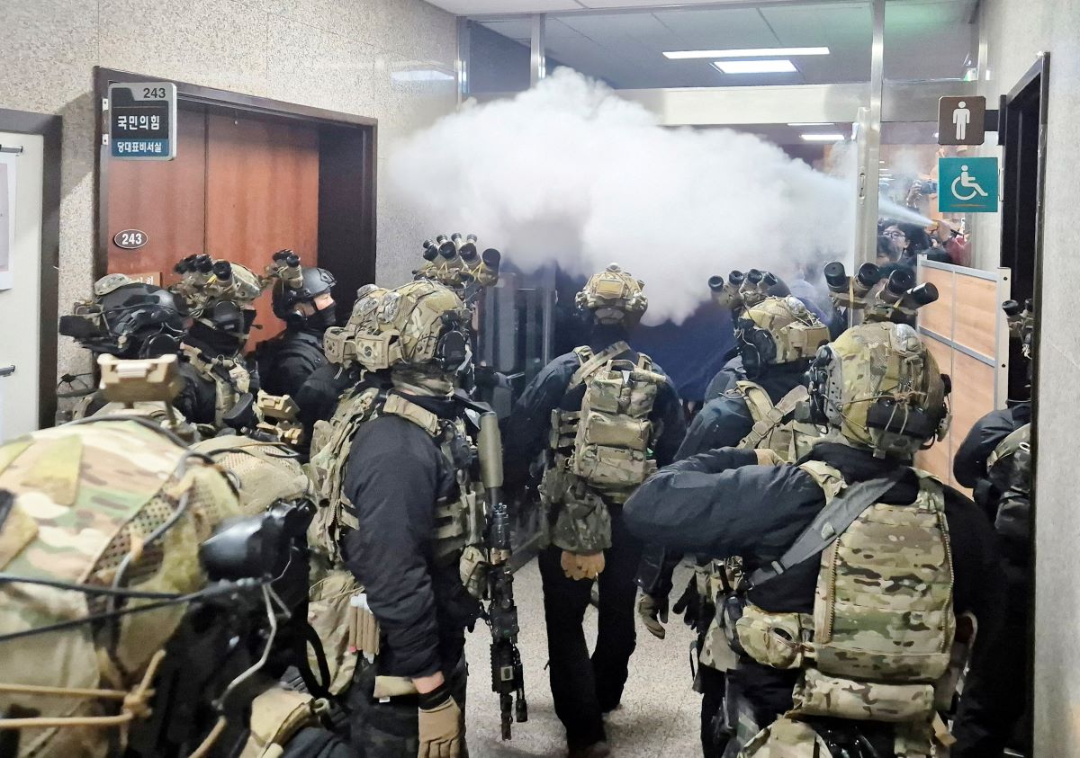 Νότια Κορέα: Μετά την επιβολή στρατιωτικού νόμου, διέταξαν τον στρατό  να «βγάλει σέρνοντας» τους βουλευτές από το κοινοβούλιο