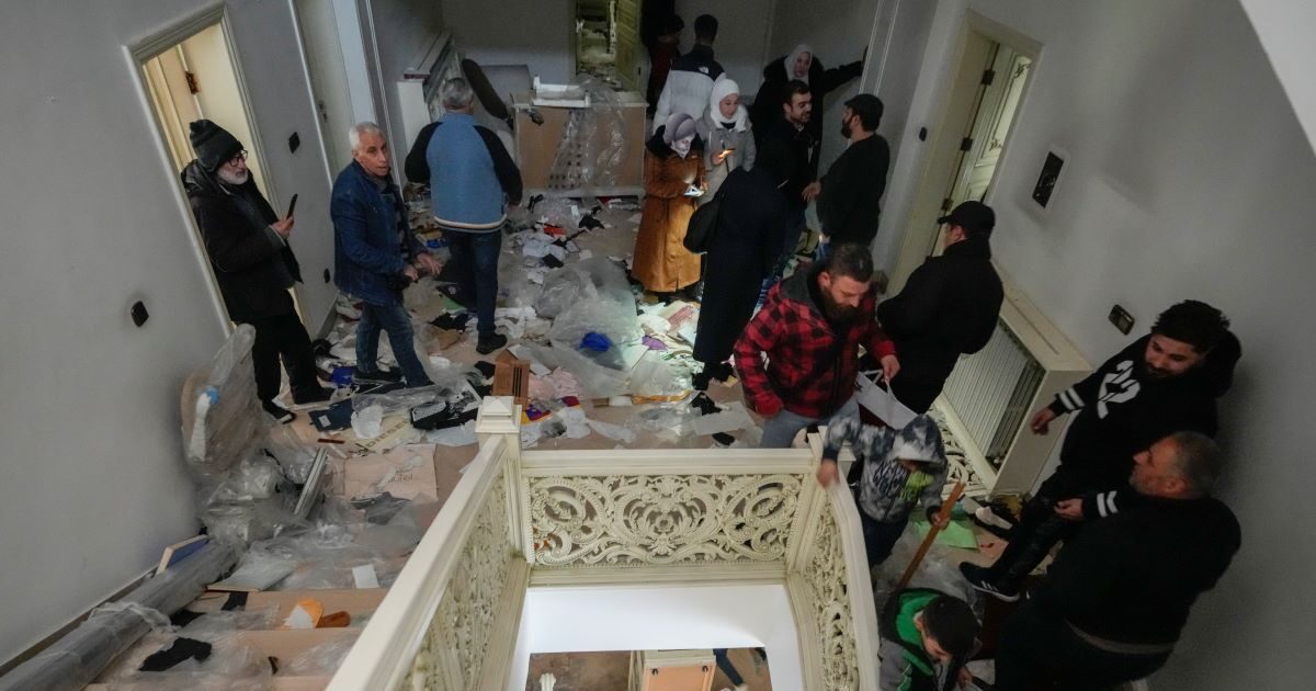 Syria: Looting and selfies in Bashar al-Assad’s six-story palace by rebels and civilians