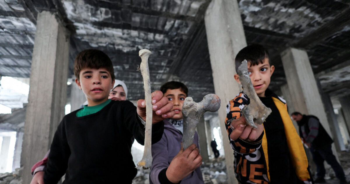 Syria: Building “ossuary” in Damascus – Skulls, fingers and bones play in the hands of children