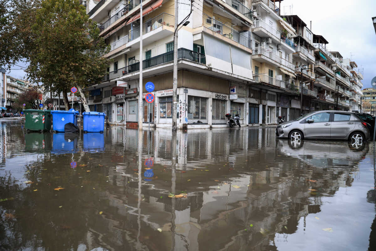 Πλημμυρισμένος δρόμος στην Θεσσαλονίκη,  εξαιτίας της κακοκαιρίας "Bora", Κυριακή 1 Δεκεμβρίου 2024. 
(ΓΙΩΡΓΟΣ ΚΟΝΤΑΡΙΝΗΣ