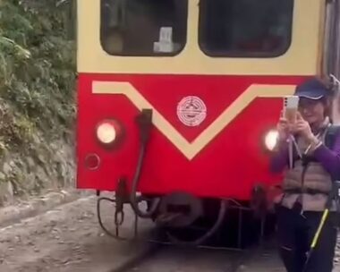 Ταϊβάν: Βίντεο με τουρίστρια να βγάζει selfie με φόντο το διερχόμενο τρένο – Την χτύπησε αλλά επέζησε