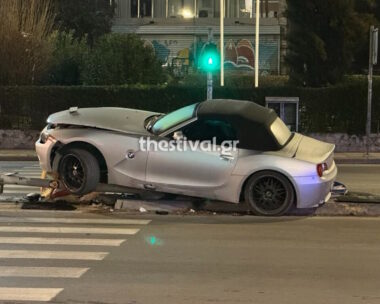 Τροχαίο στη Θεσσαλονίκη: Αυτοκίνητο καρφώθηκε σε φανάρι έξω από τη ΔΕΘ