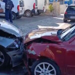 Καραμπόλα στην Μεταμόρφωση με έξι αυτοκίνητα: Μετωπική σύγκρουση και πτώση σε δέντρο