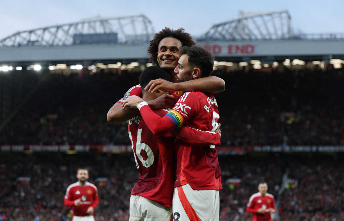 Soccer Football - Premier League - Manchester United v Everton - Old Trafford, Manchester, Britain - December 1, 2024  Manchester United's Joshua Zirkzee celebrates scoring their fourth goal with Bruno Fernandes and Amad Diallo Action Images via Reuters
