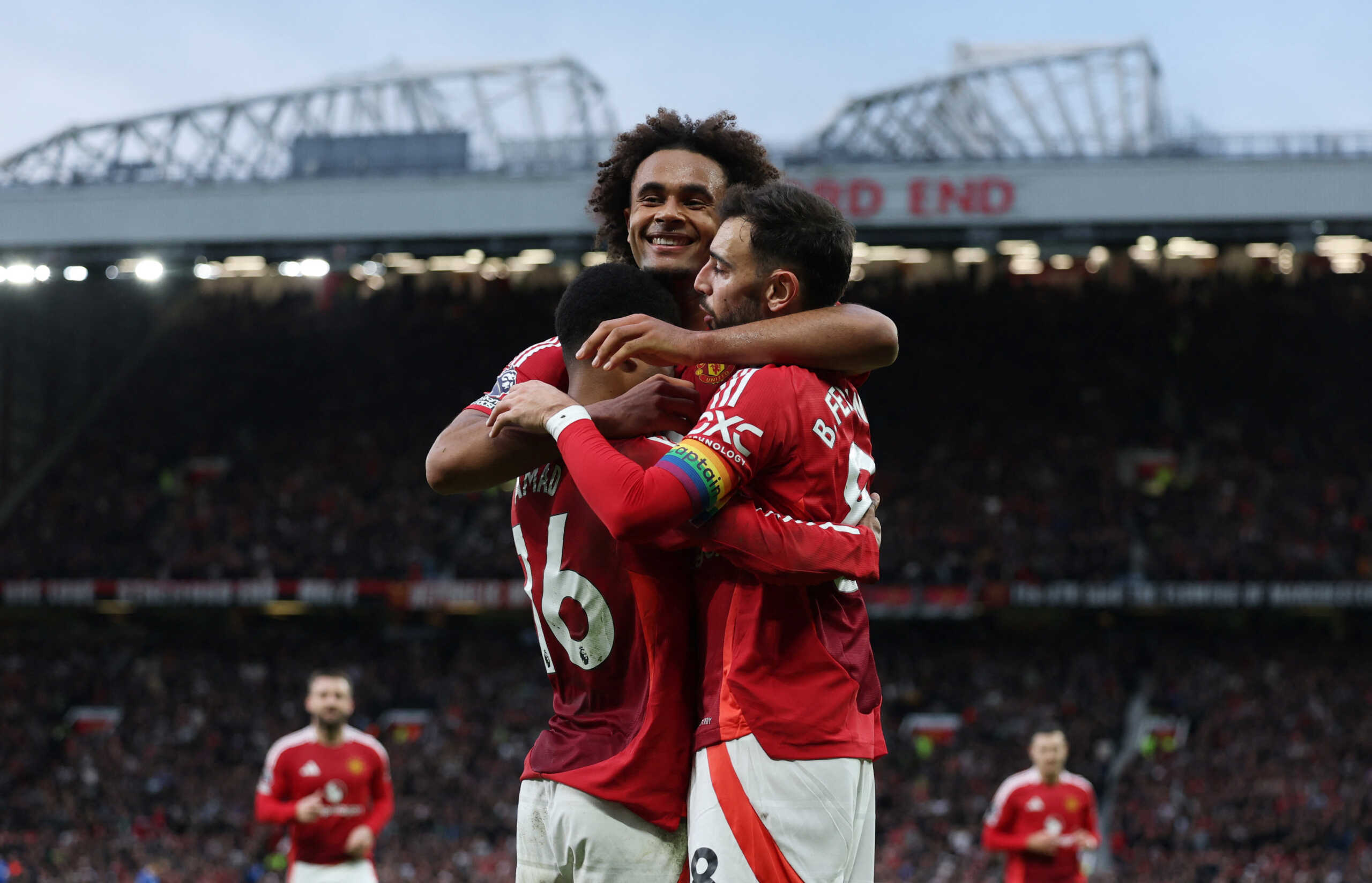 Soccer Football - Premier League - Manchester United v Everton - Old Trafford, Manchester, Britain - December 1, 2024  Manchester United's Joshua Zirkzee celebrates scoring their fourth goal with Bruno Fernandes and Amad Diallo Action Images via Reuters