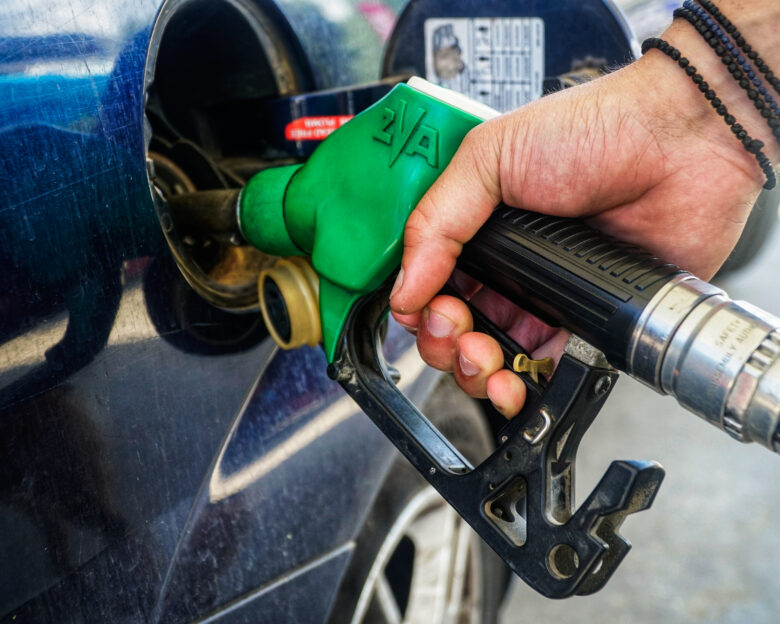 Βάζουμε λιγότερα, βάζουμε και νοθευμένα καύσιμα