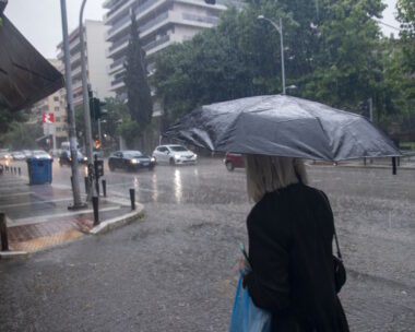 Καιρός σήμερα: Καταιγίδες και βροχές με θερμοκρασία ως τους 20 βαθμούς – Που θα χιονίσει