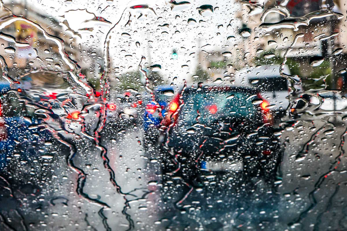 Δυο επιβαίνοντες μιας μοτοσυκλέτας δεν σταμάτησαν σε σήμα αστυνομικών για έλεγχο στην προσπάθεια διαφυγής τους στην συμβολή των οδών Πλάτωνος και Αναπαύσεως πέταξαν τσάντα που περιείχε τρεις χειροβομβίδες. Στο σημείο βρίσκεται κλιμάκιο του Τμήματος Εξουδετέρωσης Εκρηκτικών Μηχανισμών. Σάββατο 31 Αυγούστου 2024 (ΓΙΩΡΓΟΣ ΚΟΝΤΑΡΙΝΗΣ