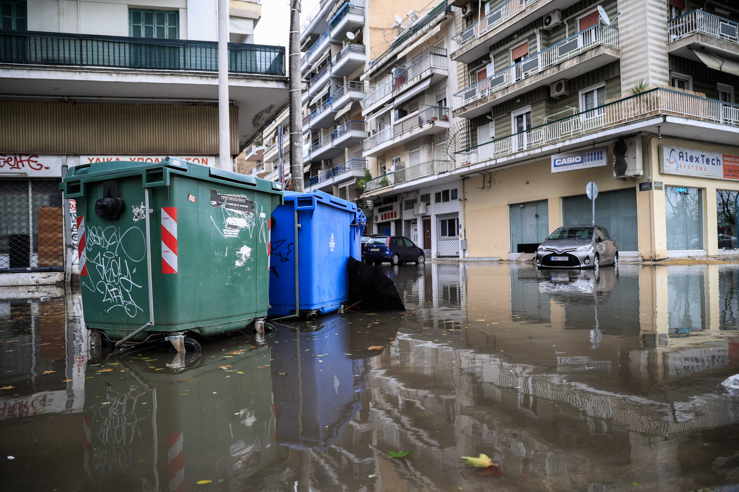Πλημμυρισμένος δρόμος στην Θεσσαλονίκη,  εξαιτίας της κακοκαιρίας "Bora", Κυριακή 1 Δεκεμβρίου 2024. 
(ΓΙΩΡΓΟΣ ΚΟΝΤΑΡΙΝΗΣ