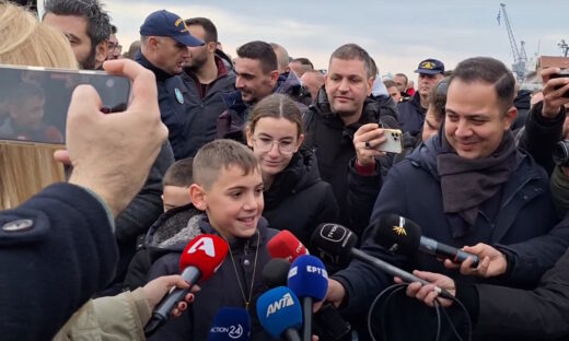 Θεσσαλονίκη: 10χρονος βούτηξε στα νερά του Θερμαϊκού για τον σταυρό – «Το έκανα για την ευλογία»