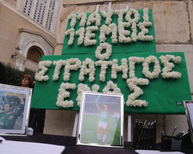 Μίμης Δομάζος: Το στεφάνι με την ιστορική φράση του Πούσκας «11 αυτοί 11 εμείς» στο λαϊκό προσκύνημα