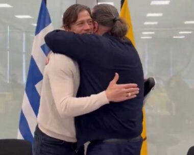 Η «θερμή» αγκαλιά Μάριου Ηλιόπουλου και Ματίας Αλμέιδα μετά την παραμονή του Αργεντινού στην ΑΕΚ