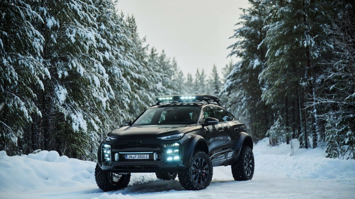 Static photo,
Colour: Mythos black metallic, specific wrapping