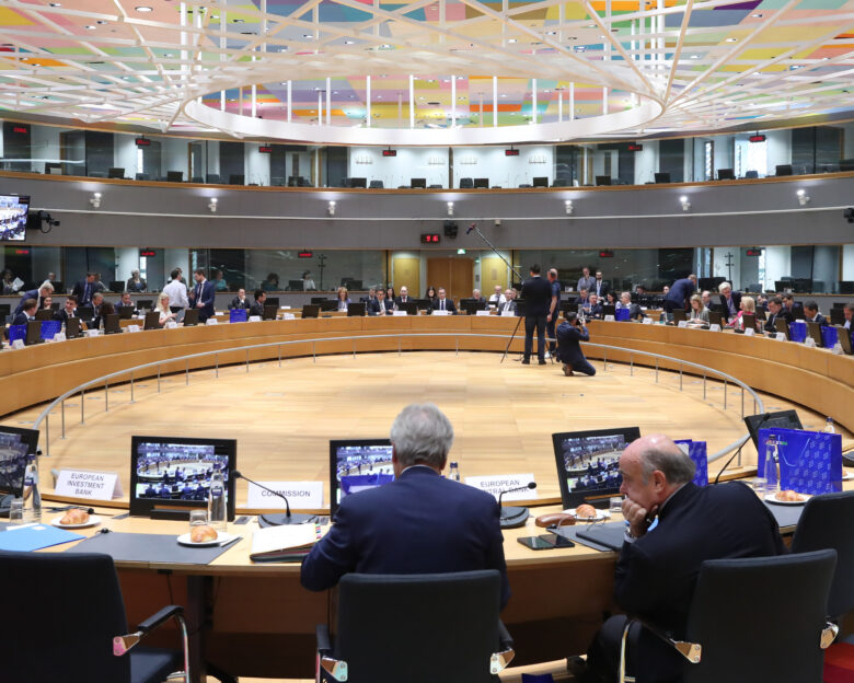 Το Ecofin, οι Γάλλοι και ο Πιερρακάκης  καμπανάκι Νάγκελ για «νοοτροπία πυρετού» στο χρυσό  ανησυχούν οι Γερμανοί για τις επενδύσεις τους  παράταση RRF και…αμυντική μονοκαλλιέργεια  τι ξεχωρίζει στον ΟΤΕ  done deal EXAE-Euronext  ενισχύεται η Interlife νέους «ΟΠΕΚΕΠΕ» ρύπων φοβάται η Κομισιόν