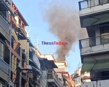 Θεσσαλονίκη: Φωτιά σε πολυκατοικία – Μαύροι καπνοί στον ουρανό