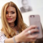 Η σταρ του Instagram Pamela Reif βγάζει selfie -  Photo: Jan Woitas