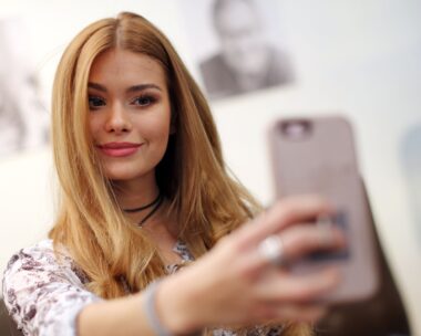 Η σταρ του Instagram Pamela Reif βγάζει selfie -  Photo: Jan Woitas