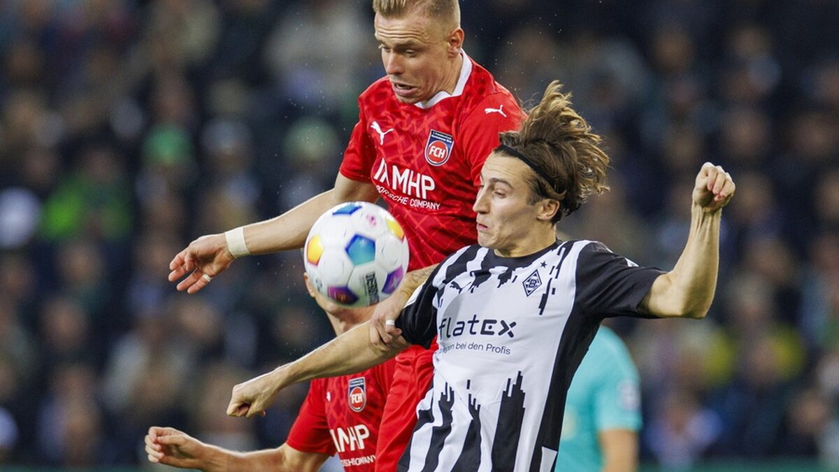 epa10951448 Heidenheim's Lennard Maloney (L) in action against Moenchengladbach's Rocco Reitz during the German DFB Cup second round soccer match between Borussia Moenchengladbach and 1.FC Heidenheim in Moenchengladbach, Germany, 31 October 2023.  EPA