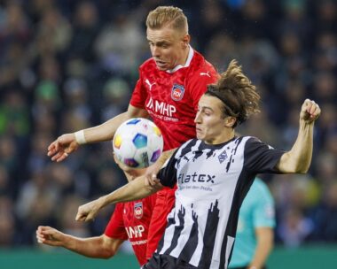 epa10951448 Heidenheim's Lennard Maloney (L) in action against Moenchengladbach's Rocco Reitz during the German DFB Cup second round soccer match between Borussia Moenchengladbach and 1.FC Heidenheim in Moenchengladbach, Germany, 31 October 2023.  EPA