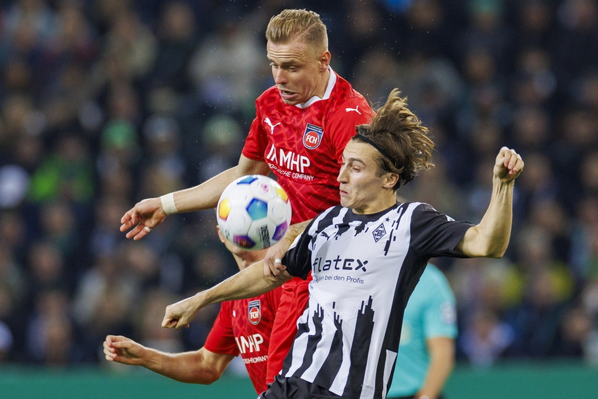 epa10951448 Heidenheim's Lennard Maloney (L) in action against Moenchengladbach's Rocco Reitz during the German DFB Cup second round soccer match between Borussia Moenchengladbach and 1.FC Heidenheim in Moenchengladbach, Germany, 31 October 2023.  EPA