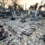 Ένας άνθρωπος ψάχνει για ό,τι έχει απομείνει από το σπίτι του που έγινε στάχτη - REUTERS