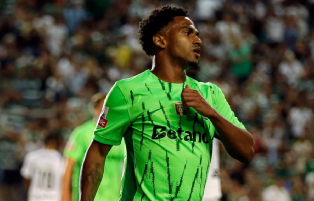epa11562235 Sporting`s, Marcus Edwards celebrates a goal against Farense during the Portuguese First League soccer match Farense vs Sporting held at Sao Luis Stadium in Faro, Portugal, 23 August 2024.  EPA