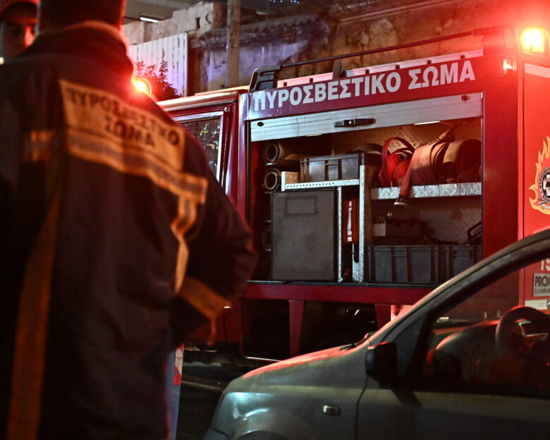Φωτιά σε πάρκινγκ με σκάφη και βάρκες στο γκολφ της Γλυφάδας