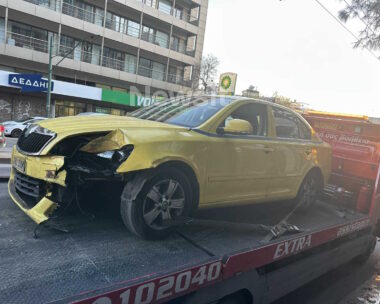 Τροχαίο με ταξί να ισοπεδώνει φανάρι στη λεωφόρο Συγγρού