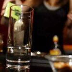 Χανιά: Μαθήτρια μεταφέρθηκε στο νοσοκομείο μετά από κατανάλωση αλκοόλ – Χειροπέδες στον υπεύθυνο του καταστήματος