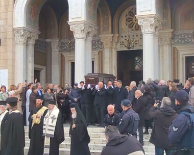 Αρχιεπίσκοπος Αναστάσιος: Η στιγμή που η σορός του βγαίνει από τη Μητρόπολη – Λαϊκό προσκύνημα και στα Τίρανα