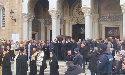 Αρχιεπίσκοπος Αναστάσιος: Η στιγμή που η σορός του βγαίνει από τη Μητρόπολη – Λαϊκό προσκύνημα και στα Τίρανα