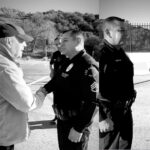 Ο Μπρους Γουίλις συγκινεί: Η στιγμή που ευχαριστεί τους αστυνομικούς που βοήθησαν στην κατάσβεση της φωτιάς στο Λος Άντζελες