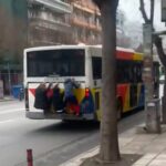 Θεσσαλονίκη: Το παράτολμο challenge με τους γαντζωμένους νεαρούς στα λεωφορεία και οι πρώτες «επιδείξεις» στα Μετέωρα