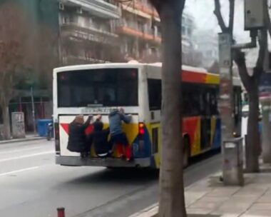 Θεσσαλονίκη: Το παράτολμο challenge με τους γαντζωμένους νεαρούς στα λεωφορεία και οι πρώτες «επιδείξεις» στα Μετέωρα