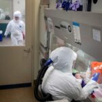 Η CIA επιμένει ότι ο κορονοϊός «ξέφυγε» από εργαστήριο της Γουχάν
