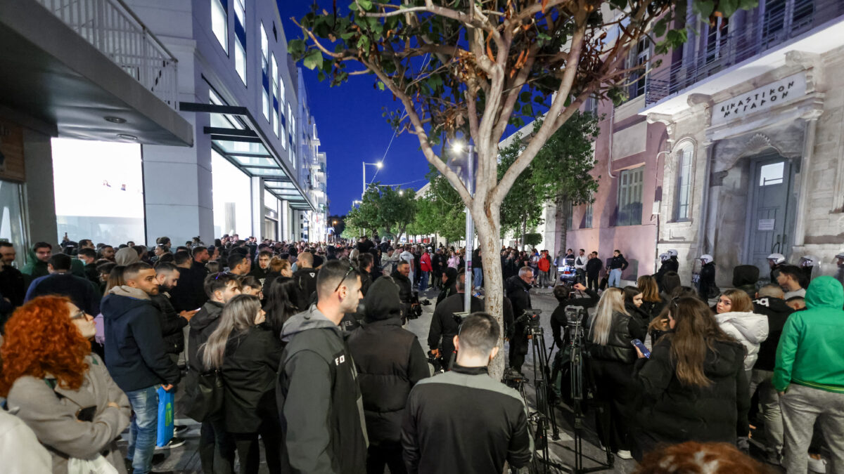 Κόσμος είναι συγκεντρωμένος στα δικαστήρια του Ηρακλείου Κρήτης κατά την διάρκεια της απολογίας της 26χρονης μητέρας και του 44χρονου συντρόφου της, για την κακοποίηση του 3χρονου παιδιού της πρώτης, Τετάρτη 29 Ιανουαρίου 2025. 
(ΣΤΕΦΑΝΟΣ ΡΑΠΑΝΗΣ
