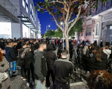 Κόσμος είναι συγκεντρωμένος στα δικαστήρια του Ηρακλείου Κρήτης κατά την διάρκεια της απολογίας της 26χρονης μητέρας και του 44χρονου συντρόφου της, για την κακοποίηση του 3χρονου παιδιού της πρώτης, Τετάρτη 29 Ιανουαρίου 2025. 
(ΣΤΕΦΑΝΟΣ ΡΑΠΑΝΗΣ