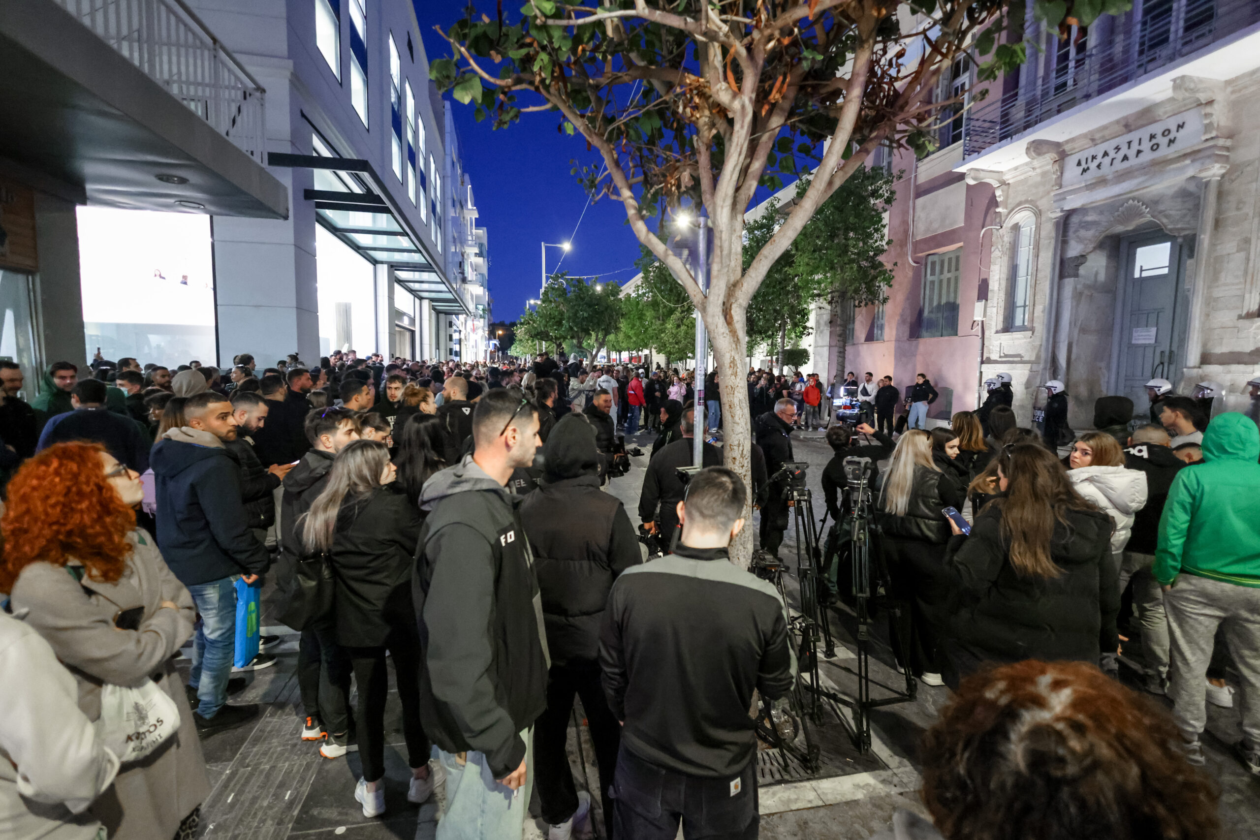 Κόσμος είναι συγκεντρωμένος στα δικαστήρια του Ηρακλείου Κρήτης κατά την διάρκεια της απολογίας της 26χρονης μητέρας και του 44χρονου συντρόφου της, για την κακοποίηση του 3χρονου παιδιού της πρώτης, Τετάρτη 29 Ιανουαρίου 2025. 
(ΣΤΕΦΑΝΟΣ ΡΑΠΑΝΗΣ
