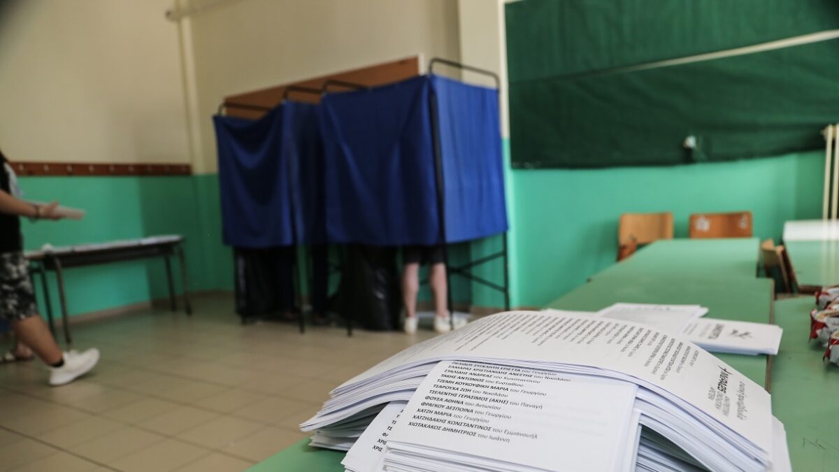 Στιγμιότυπο από την εκλογική διαδικασία για τις ευρωεκλογές σε εκλογικό τμήμα στην πόλη της Λάρισας, Κυριακή 9 Ιουνίου 2024.  
(EUROKINISSI)