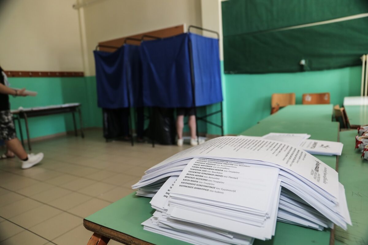 Στιγμιότυπο από την εκλογική διαδικασία για τις ευρωεκλογές σε εκλογικό τμήμα στην πόλη της Λάρισας, Κυριακή 9 Ιουνίου 2024.  
(EUROKINISSI)