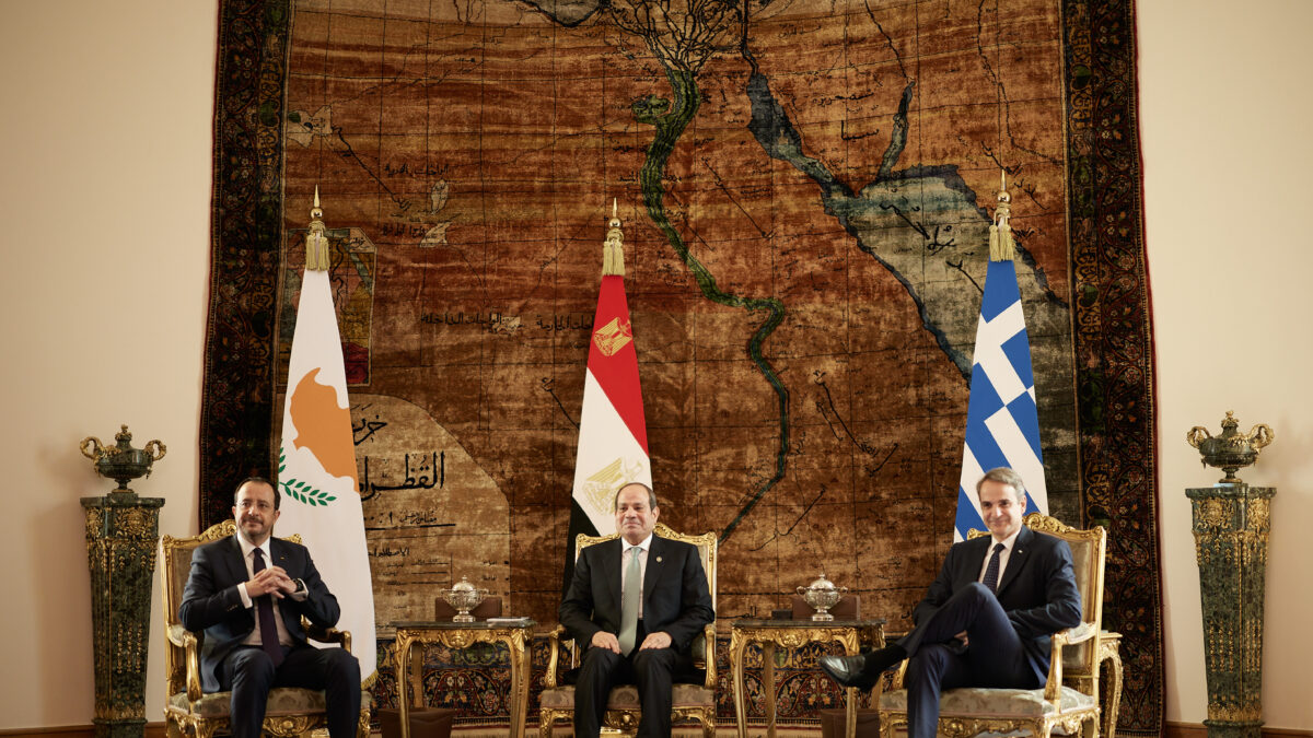Επίσκεψη του Πρωθυπουργού Κυριάκου Μητσοτάκη στην Αίγυπτο, Τετάρτη 8 Ιανουαρίου 2025. Ο Πρωθυπουργός συμμετείχε στην 10η Τριμερή Σύνοδο Κορυφής Ελλάδας - Αιγύπτου - Κύπρου στο Κάιρο. Επίσης ο Πρωθυπουργός  είχε διμερή συνάντηση με τον Πρόεδρο της Αιγύπτου Abdel Fattah El-Sisi.  
(ΔΗΜΗΤΡΗΣ ΠΑΠΑΜΗΤΣΟΣ