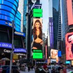Η Evangelia εμφανίστηκε στο Billboard του Spotify και έκανε την Times Square να χορέψει πεντοζάλι