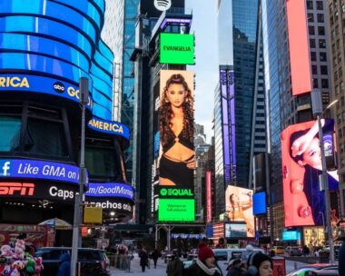 Η Evangelia εμφανίστηκε στο Billboard του Spotify και έκανε την Times Square να χορέψει πεντοζάλι
