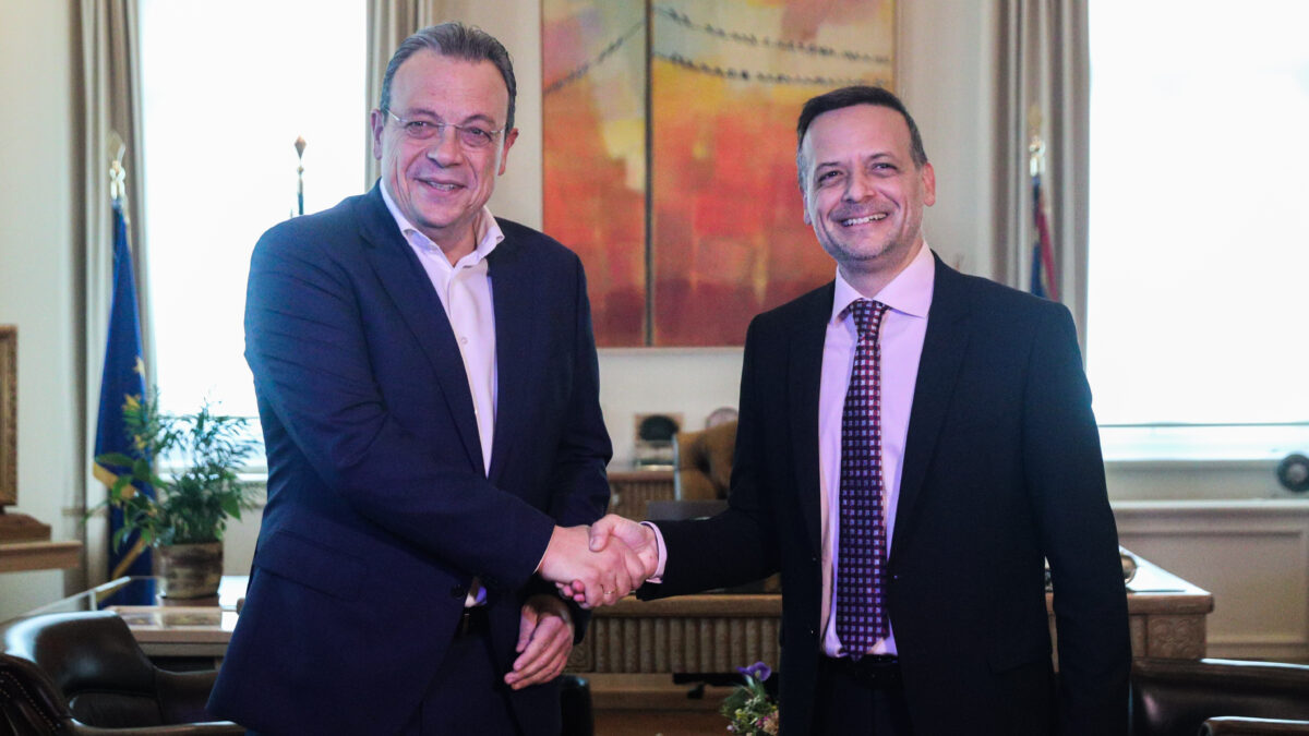 Συνάντηση του Προέδρου του ΣΥΡΙΖΑ - Προοδευτική Συμμαχία, Σωκράτη Φάμελλου, με τον Δήμαρχο Αθηναίων, Χάρη Δούκα στο δημαρχείο της πόλης, Τετάρτη 8 Ιανουαρίου 2025. Τον Πρόεδρο του ΣΥΡΙΖΑ-ΠΣ συνόδευσε ο υπεύθυνος Αυτοδιοίκησης της Πολιτικής Γραμματείας και επικεφαλής της δημοτικής παράταξης "Ανοιχτή Πόλη", Κώστας Ζαχαριάδης. 
(ΓΙΑΝΝΗΣ ΠΑΝΑΓΟΠΟΥΛΟΣ