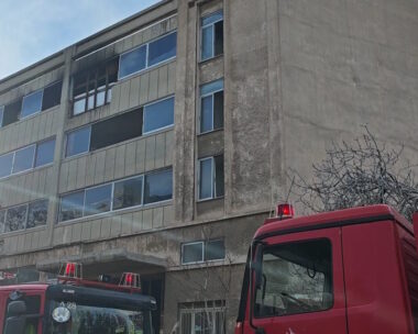 Φωτιά σε εγκαταλελειμμένο κτίριο στου Ρέντη: Μεγάλη επιχείρηση της Πυροσβεστικής